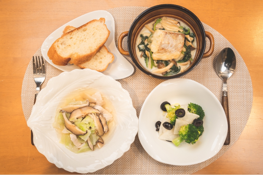 献立画像　小松菜と白身魚のクリーム煮・キャベツのスープ・大根とブロッコリーのマリネ・パン