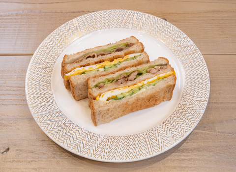 豚照り焼きと目玉焼きのサンドイッチ サムネイル