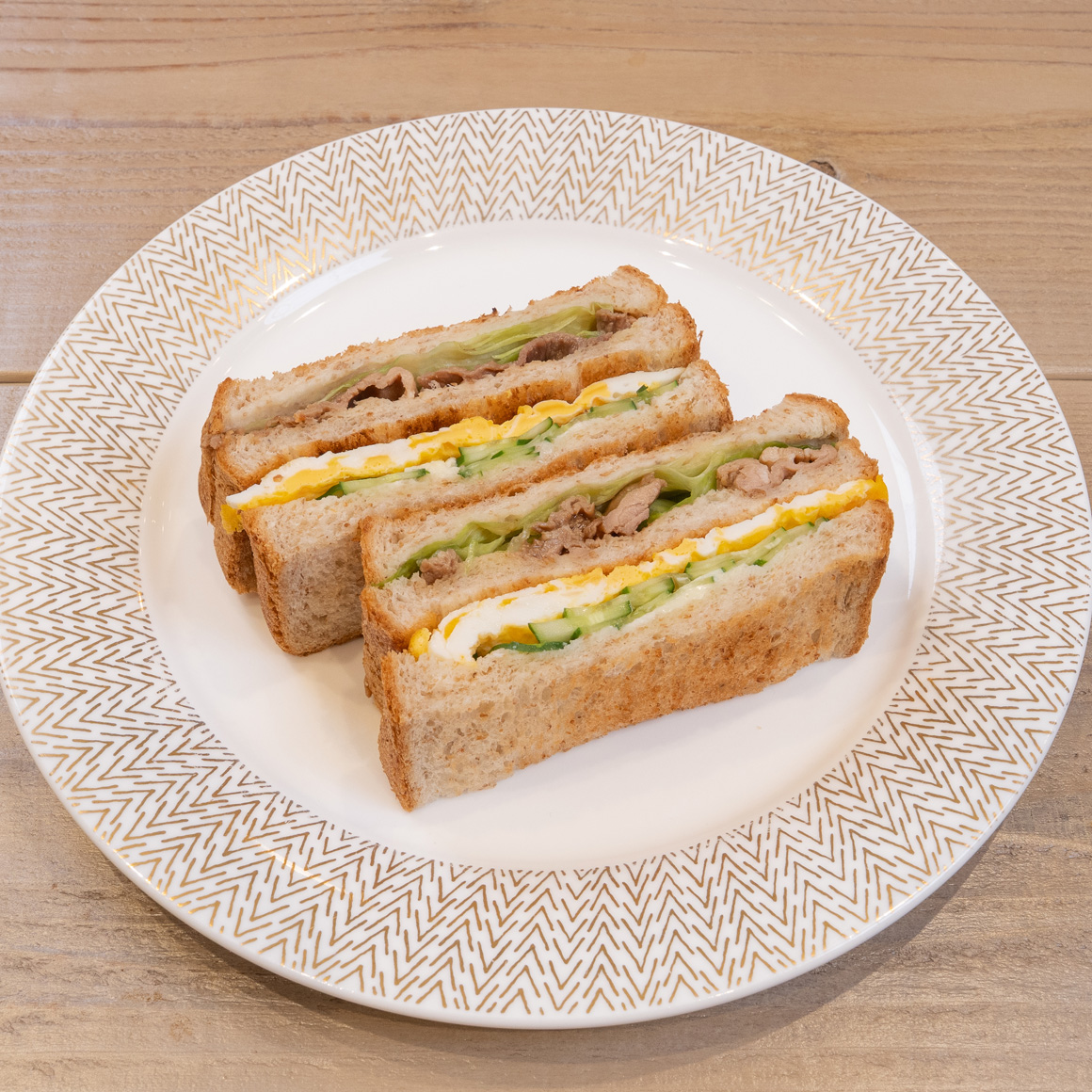 豚照り焼きと目玉焼きのサンドイッチ　料理画像