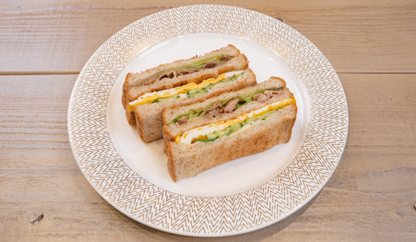 豚照り焼きと目玉焼きのサンドイッチ　サムネイル画像